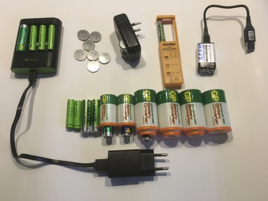 Husstandens grej til genopladelige batteriere. Batterioplader, batteriadaptere, batterimåler